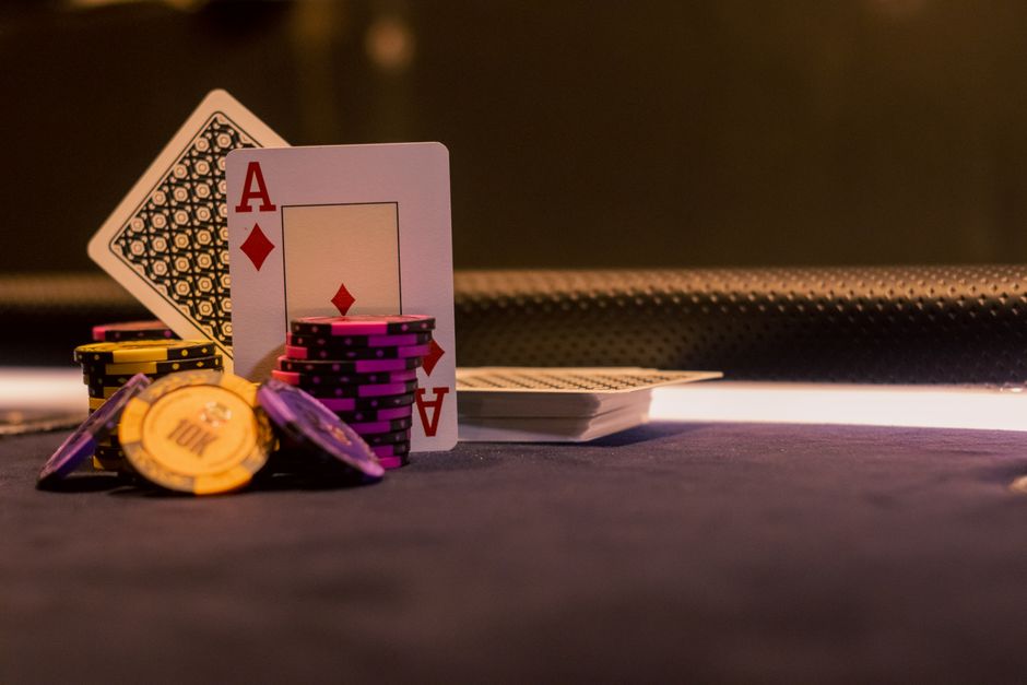 50 Freispiele ohne Einzahlung sofort erhältlich in Deutschland 2026: Jetons und Bargeld am Spieltisch — Symbolbild für Ein- und Auszahlung im Online Casino