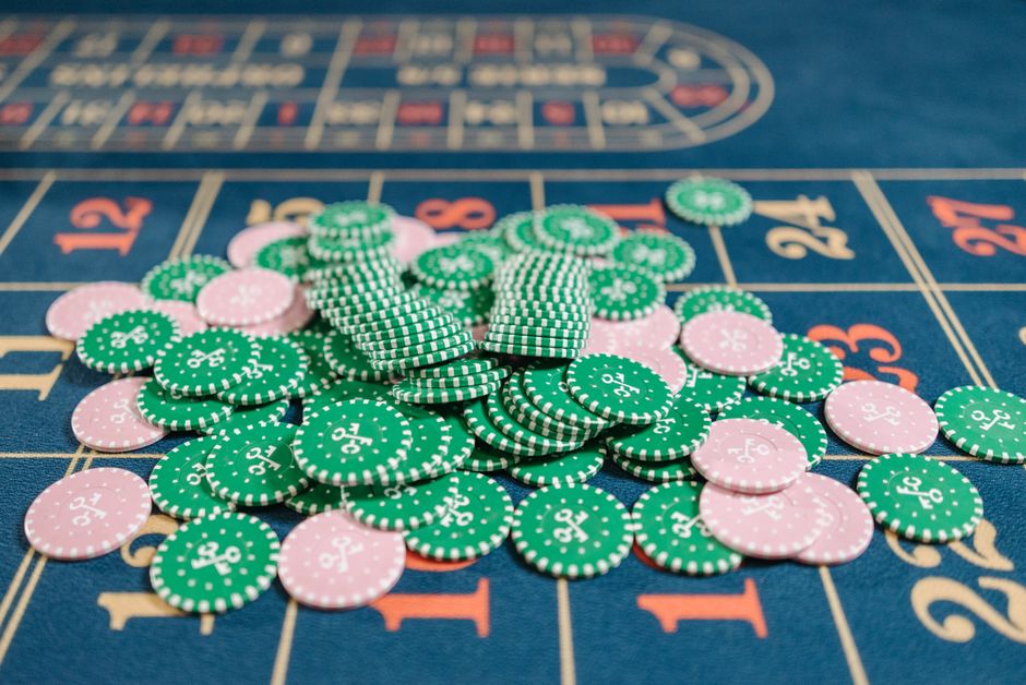 50 Freispiele ohne Einzahlung sofort erhältlich in Deutschland 2026: gestapelte Casino-Jetons auf dem Filzteppich — Symbolbild für Umsatzbedingungen und Bonusregeln
