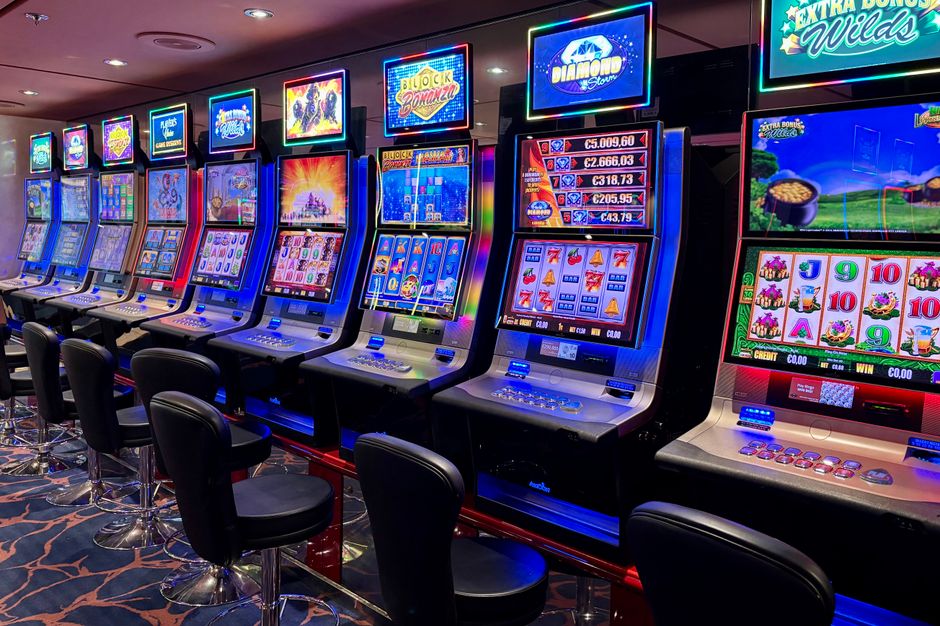 50 Freispiele ohne Einzahlung sofort erhältlich in Deutschland 2026: abgedunkelter Casinosaal ohne Spielbetrieb — Symbolbild für Pause und verantwortungsvolles Spielen