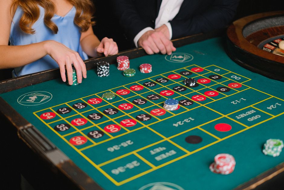 50 Freispiele ohne Einzahlung sofort erhältlich in Deutschland 2026: Roulette-Kessel und Jetons auf einem Casinotisch — Symbolbild zum Bonusvergleich ohne Einzahlung